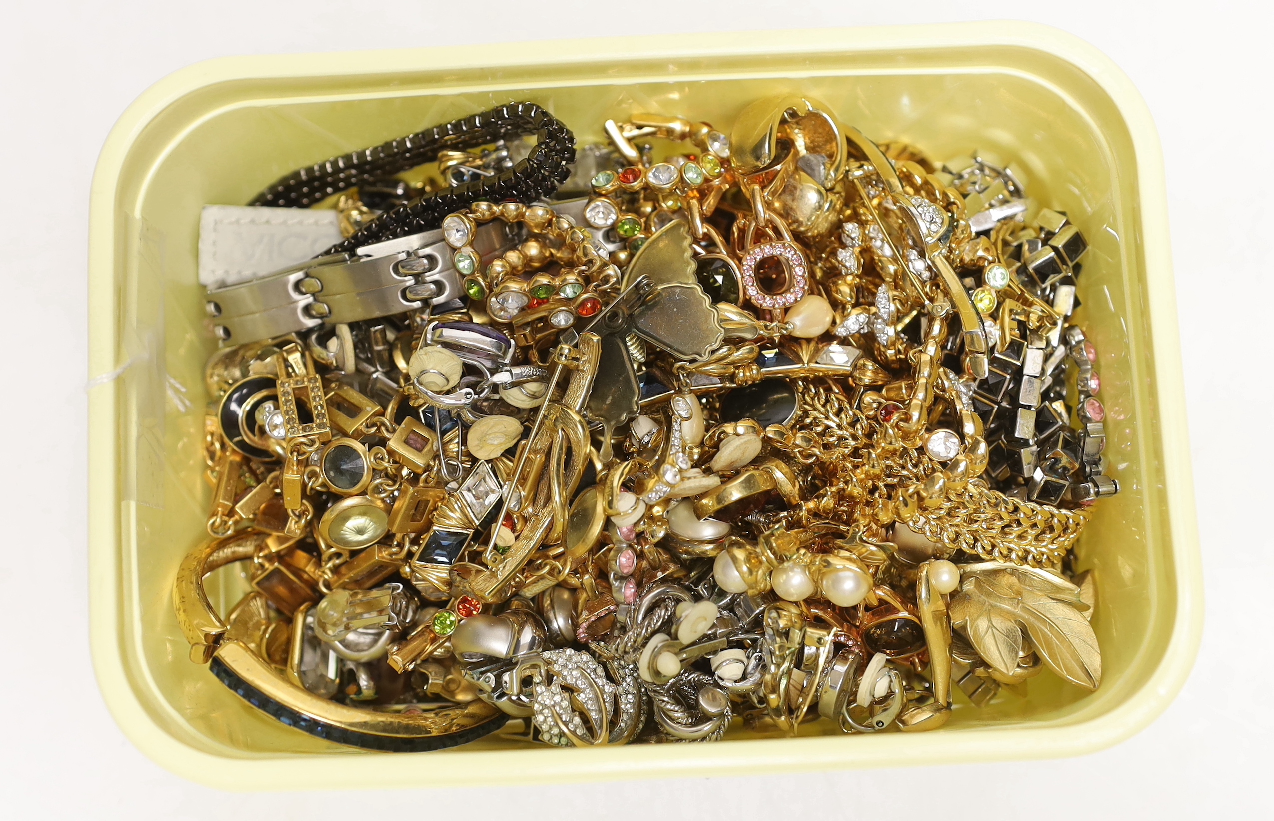 A quantity of assorted costume jewellery.